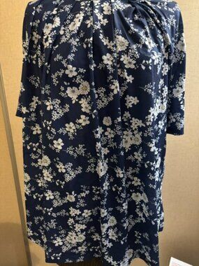 Fantaslook Women's XXXL Short Sleeve Floral Dressy Blouse..